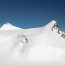 Vlevo Zumstein (4 563 m) vpravo  Signalkuppe (4 454 m), kde se nachází chata Margherita Vlevo Zumstein (4 563 m) vpravo  Signalkuppe (4 454 m), kde se nachází chata Margherita