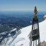 Soška na vrcholu Zumstein (4 563 m). Soška na vrcholu Zumstein (4 563 m).