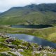 Jezero Lough Gouragh (to první) za ním před druhým jezerem vede cesta, kterou jsme šli nahoru. Jezero Lough Gouragh (to první) za ním před druhým jezerem vede cesta, kterou jsme šli nahoru.