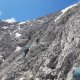 Ferrata vede pod hřeben a mírně doleva Ferrata vede pod hřeben a mírně doleva
